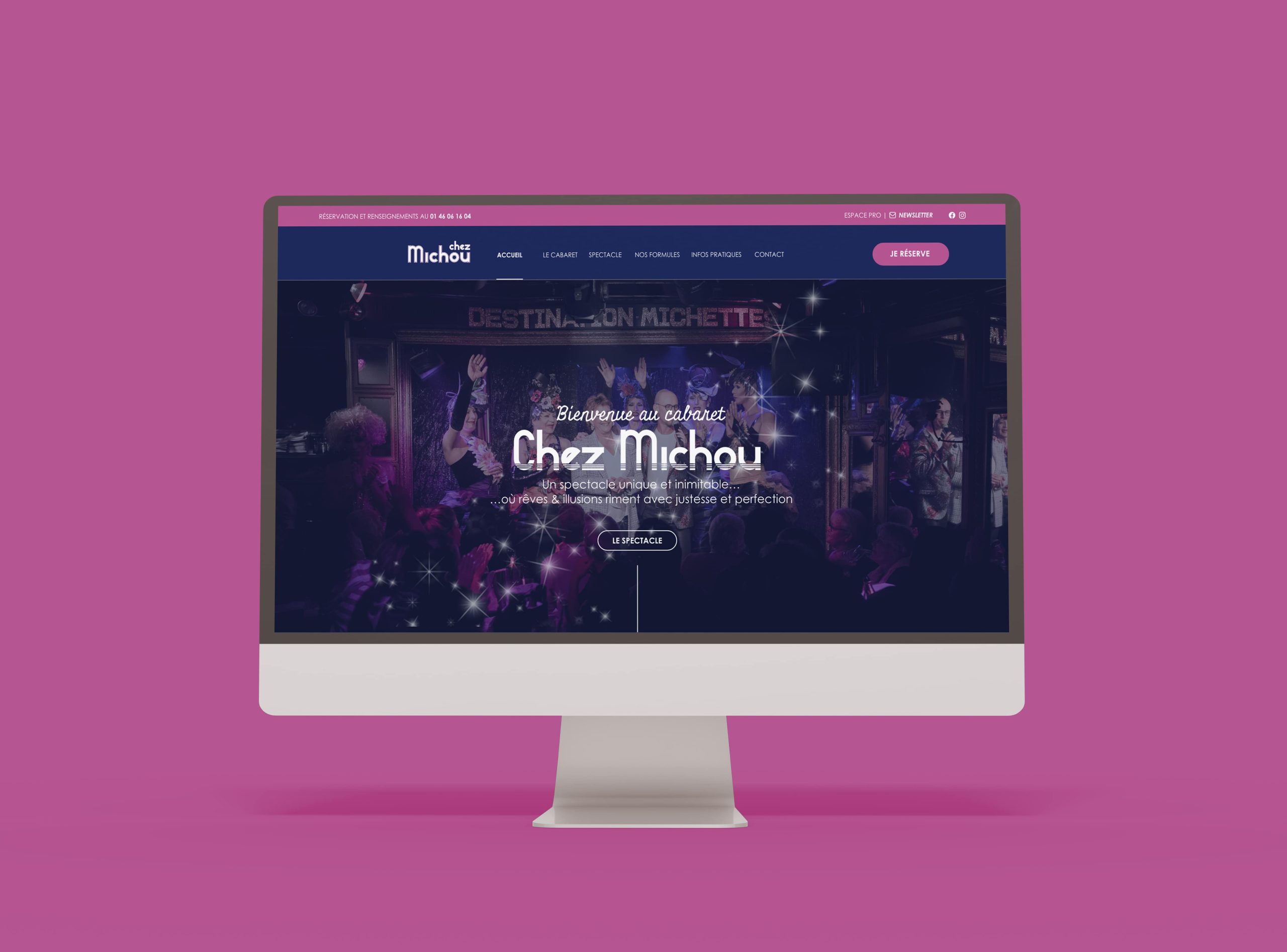 Un écran d'ordinateur affichant un site Web avec un arrière-plan magenta. Le site Web présente une image d'une représentation sur scène en haut avec le texte « Bienvenue au cabaret Chez Michou » et un bouton intitulé « La Spectacle ». Ce site Web refonte magnifiquement exécuté présente un superbe thème violet et bleu.