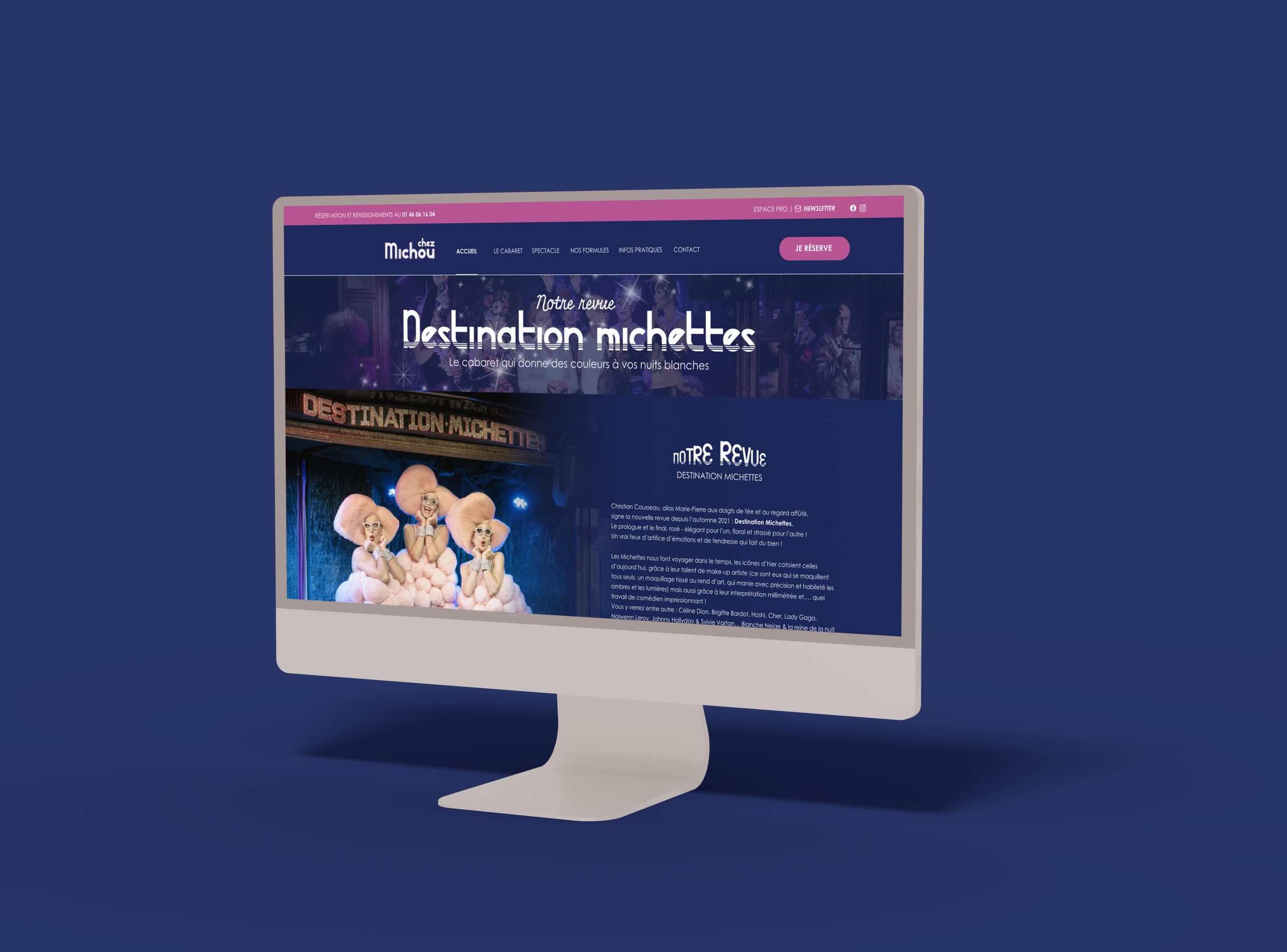 Un écran d'ordinateur affiche un site Web sur fond bleu. L'en-tête du site indique « Destination Michottes » en gros caractères blancs. Sous l'en-tête, on peut voir une photo d'artistes en costumes blancs. Le site récemment repensé (refonte site web) semble être lié aux spectacles ou au divertissement.