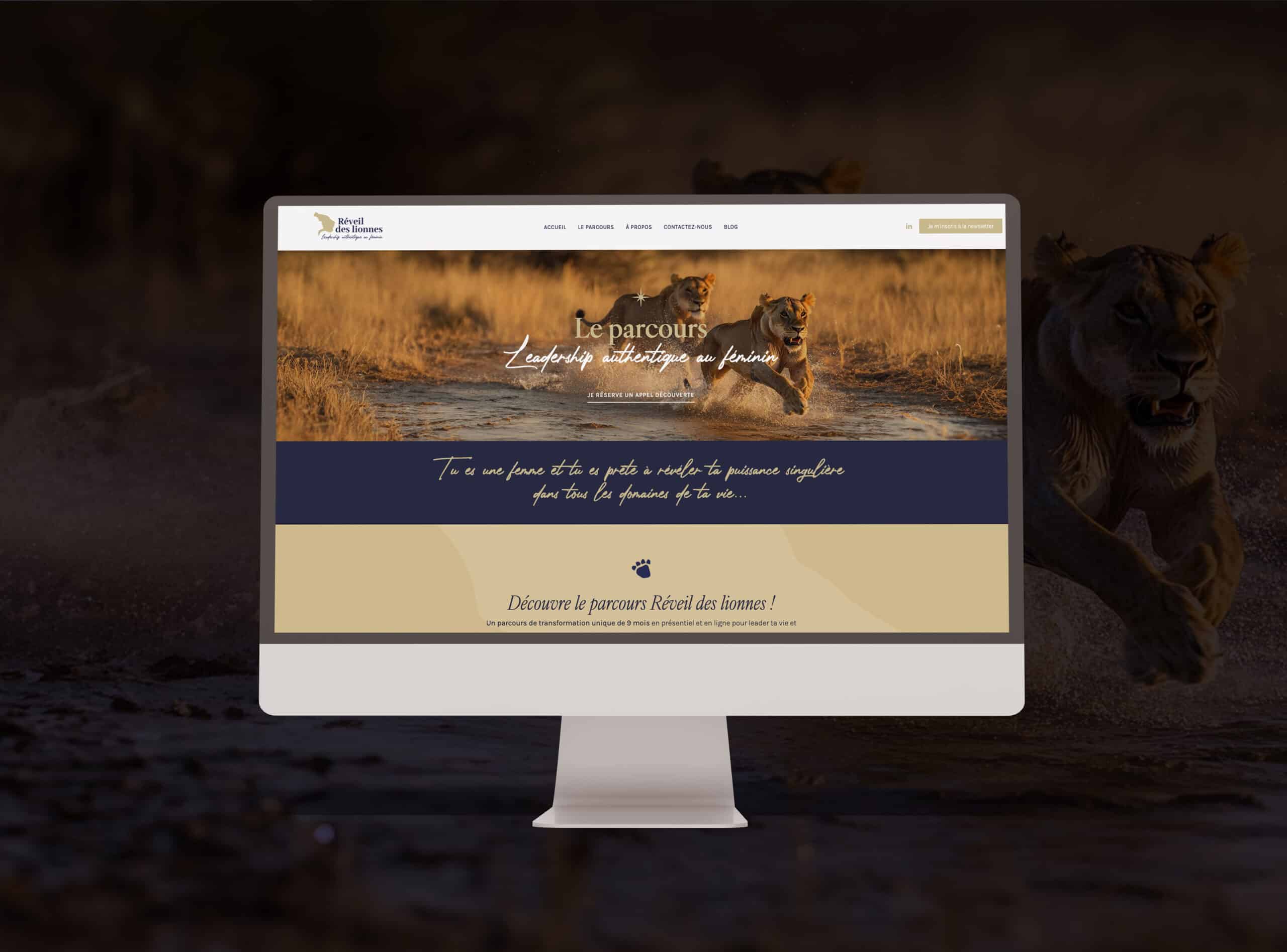 Un écran d'ordinateur affiche un site web mettant en scène deux lions courant dans la savane au coucher du soleil, avec un texte en français sur le leadership et un programme intitulé « Réveil des lionnes ». Le site utilise des tons beige, bleu marine et blanc.