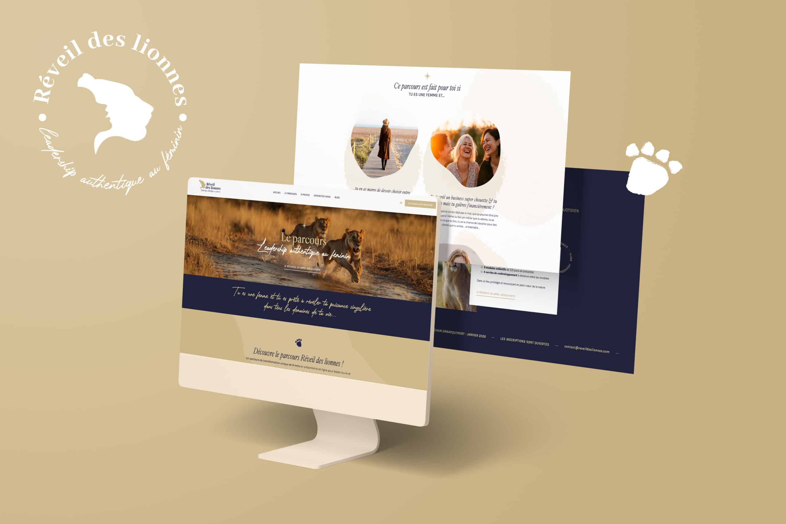 Un ordinateur de bureau affiche un site web avec des images de lions et du texte en français. Autour de l'écran, un logo de lionne, une empreinte de patte et l'inscription « Réveil des Lionnes » sur fond beige mettent en valeur la marque Réveil des Lionnes.