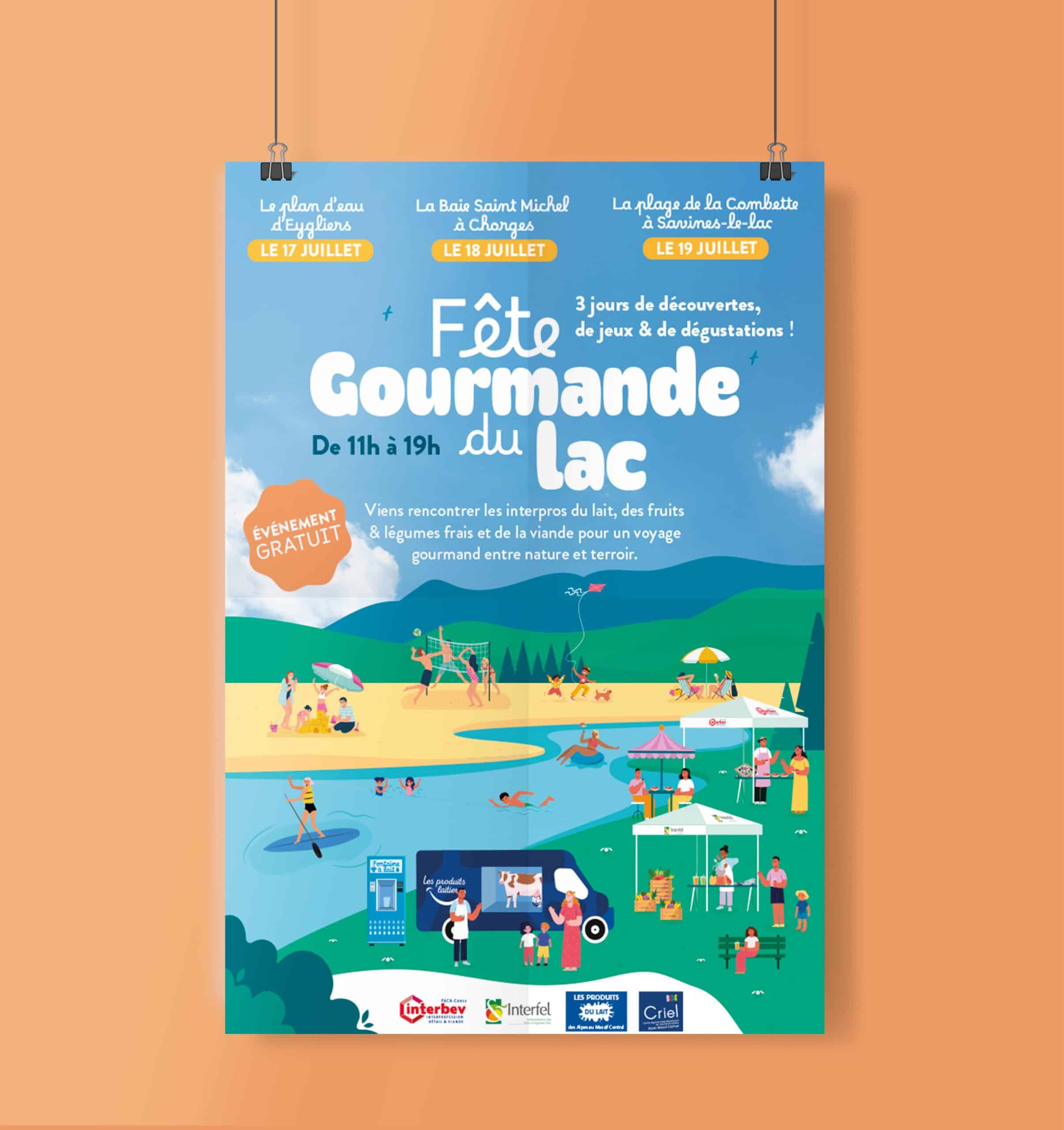 Affiche colorée pour la fête gourmande du lac : des personnages illustrés nagent, jouent et se détendent au bord d'un lac sur fond de montagnes. Les détails de l'événement et les sponsors figurent en haut et en bas.