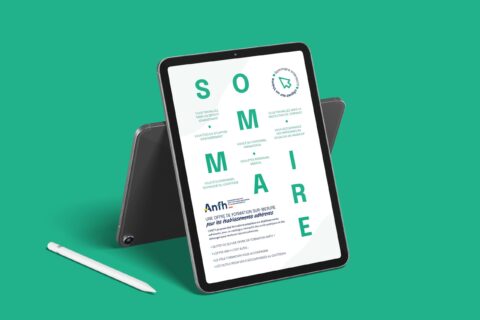 Une tablette numérique munie d'un stylet affiche un document intitulé "SOMMAIRE" en grosses lettres sur fond vert, en référence au Catalogue formations ANFH. La tablette est posée sur son couvercle et présente une mise en page épurée et moderne.